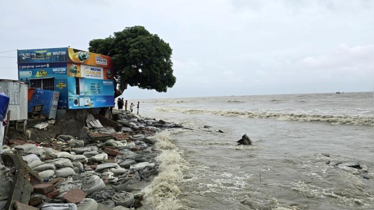 কুয়াকাটা সৈকতের ভাঙনে বিলীনের পথে ট্যুরিস্ট পুলিশ বক্স