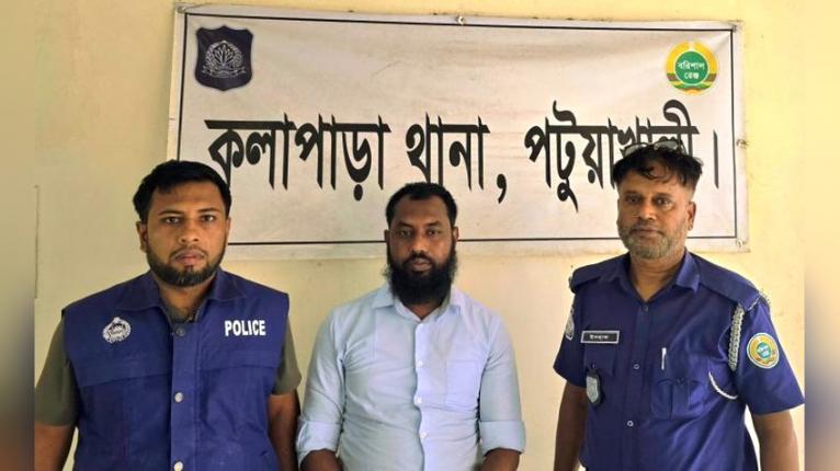 আউটলেট শাখার ম্যানেজার মো. রাহাত ইসলামকে গ্রেপ্তার করেছে পুলিশ।
