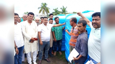 কয়রায় অসহায়দের মাঝে পানির ট্যাংকি বিতরণ
