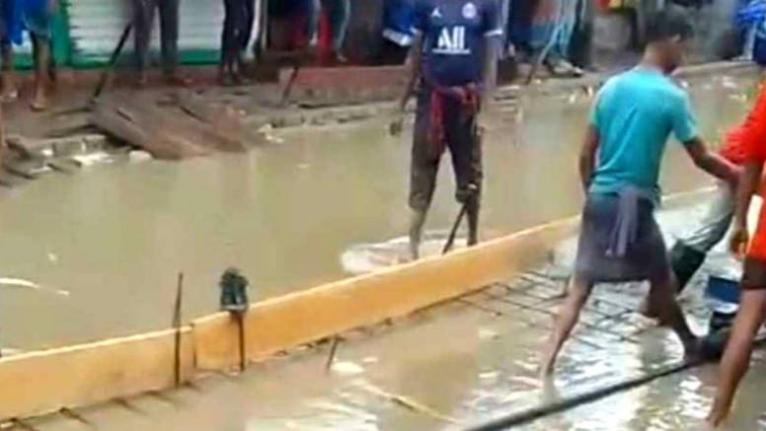 গলাচিপায় বৃষ্টির মধ্যে সড়ক ঢালাই, কাজের মান নিয়ে প্রশ্ন