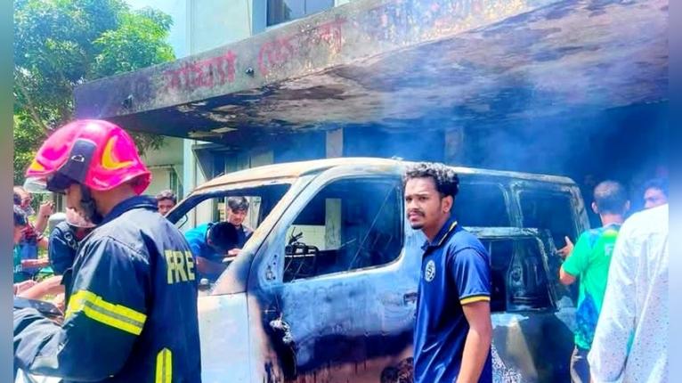 বাগেরহাট হাসপাতালে আগুন, পুড়ল অ্যাম্বুলেন্সসহ ৮ মোটরসাইকেল