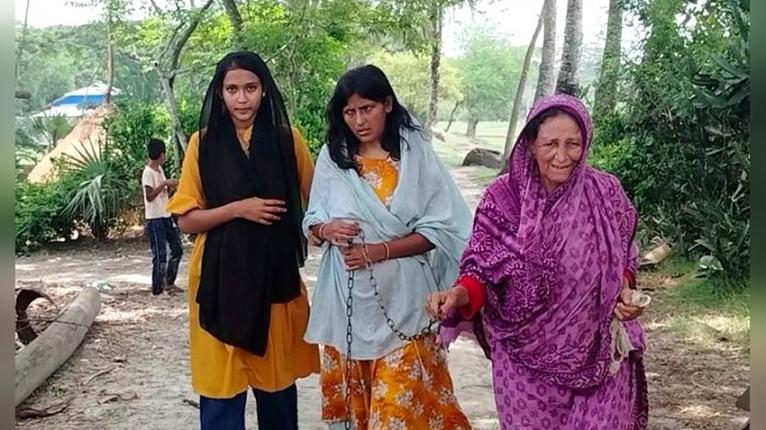 শিকলে বাঁধা মানসিক ভারসাম্যহীন মেয়ে ও বোনকে নিয়ে আছিয়ার সংগ্রাম