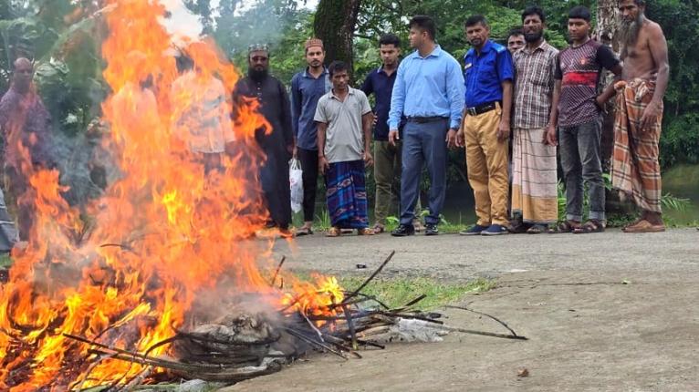 কলাপাড়ায় অবৈধ ভুসনা জাল বিক্রেতাকে অর্থদণ্ড, জাল পুড়িয়ে বিনষ্ট