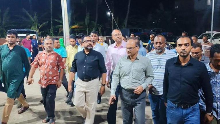 গভীর রাতে জেলা হাসপাতাল পরিদর্শনে গৃহায়ন ও গণপূর্ত প্রতিমন্ত্রী