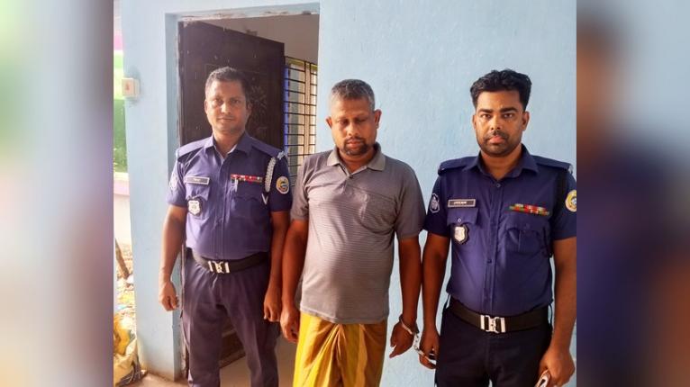 নেছারাবাদে ১০ মামলার পরোয়ানাভুক্ত আসামি গ্রেপ্তার