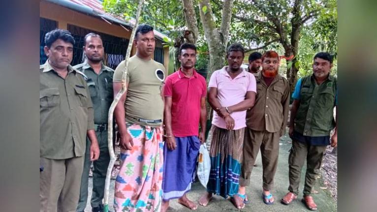 সুন্দরবনে নিষিদ্ধ সময়ে কাঁকড়া শিকার, ৩ জেলে কারাগারে