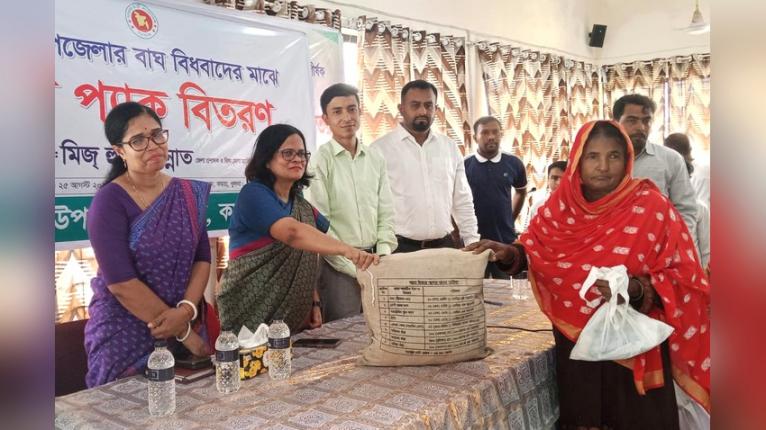 কয়রায় বাঘ বিধবা নারীদের মাঝে জেলা প্রশাসকের ফুড প্যাক বিতরণ