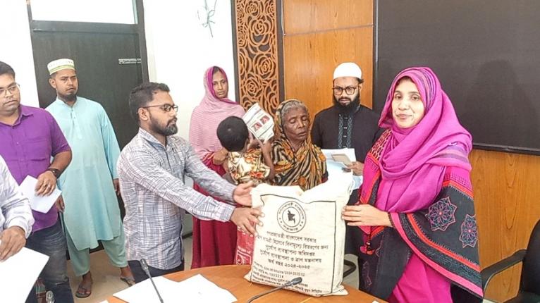 বরগুনায় জেলা প্রশাসকের গণশুনানিতে ৫৫ জন পেলেন চিকিৎসাসেবা