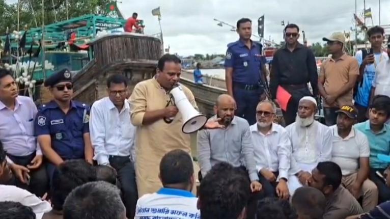 ট্রলিং ট্রলার বন্ধ না হলে কেবল দেশের নয়, ভোটেরও ক্ষতি: নৌপরিবহন প্রতিমন্ত্রী