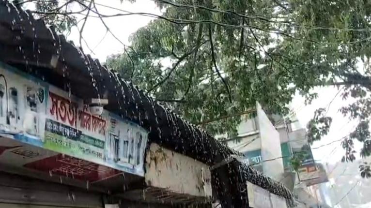 মৌসুমি নিম্নচাপের প্রভাবে মুষলধারে বৃষ্টি, পায়রা বন্দরে ৩ নম্বর সতর্ক সংকেত