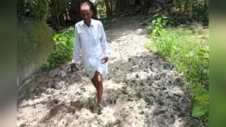 গলাচিপায় আধা কিলোমিটার কাঁচা সড়কে চরম দুর্ভোগ, সংস্কারের দাবি