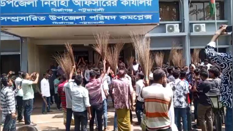 মির্জাগঞ্জে পদবঞ্চিত যুবদল নেতাদের ঝাড়ু মিছিল