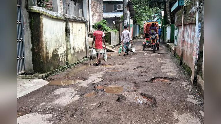 বরগুনা পৌরসভার ২৮ কিলোমিটার সড়কের বেহালদশা