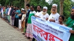 <small> জমি বিরোধে চাঁদাবাজির মামলা</small> মহিপুরে ৮ জনের মামলা প্রত্যাহারের দাবিতে মানববন্ধন