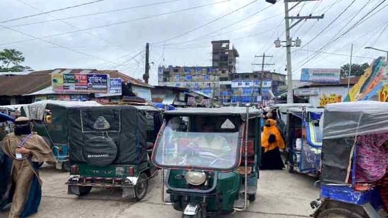 রিক্সা ও ইজিবাইকের দাপটে মঠবাড়িয়া পৌর শহরে তীব্র জানজট