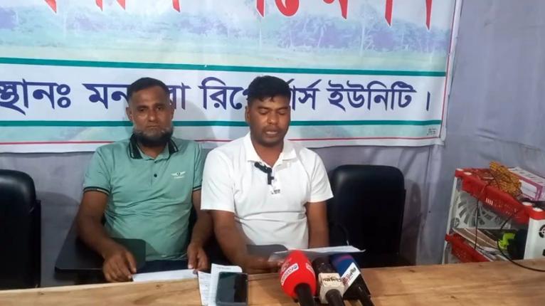 মনপুরায় ব্যবসায়ী ও যুবদল নেতাকে মারধর করার ঘটনায় সংবাদ সম্মেলনে বিচার চাইলেন।