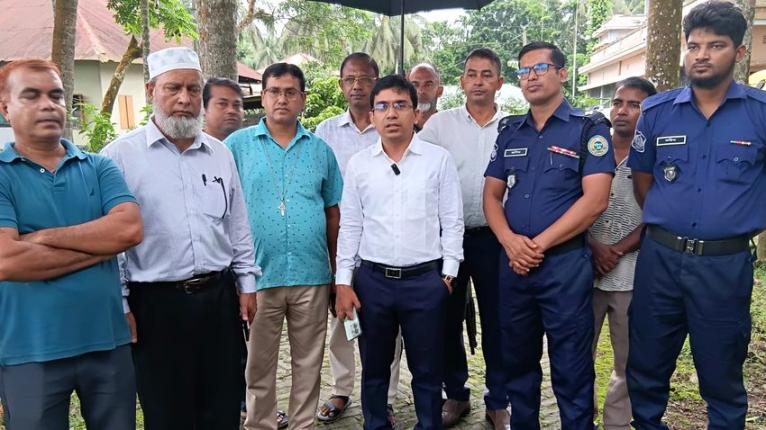 মার্কিন রাষ্ট্রদূতের গৌরনদী সফর ঘিরে প্রস্তুতি, গির্জা পরিদর্শনে ইউএনও