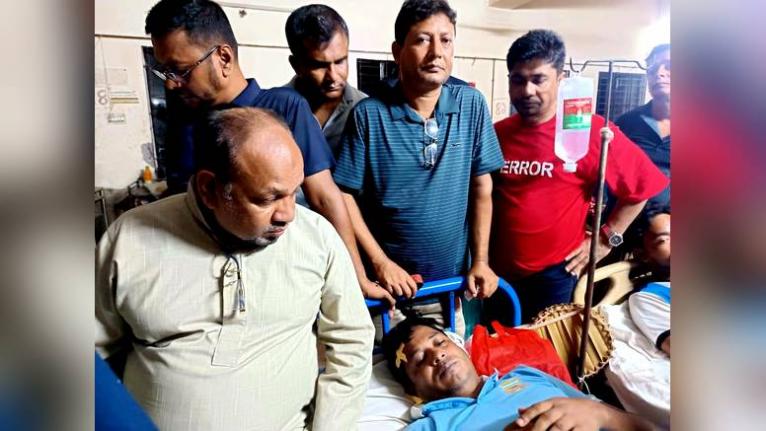 গৌরনদী উপজেলা প্রেসক্লাবের সাধারণ সম্পাদকের খোঁজ নিতে হাসপাতালে মুকুল খান
