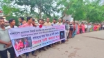 ভান্ডারিয়ায় সনাতন ধর্মাবলম্বীদের ওপর হামলার প্রতিবাদে মানববন্ধন