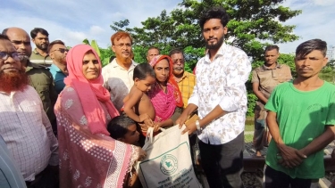 অভাবে চুল বিক্রি করা রেহানার পাশে প্রশাসন, মিলল খাবার-অর্থ ও ঘর
