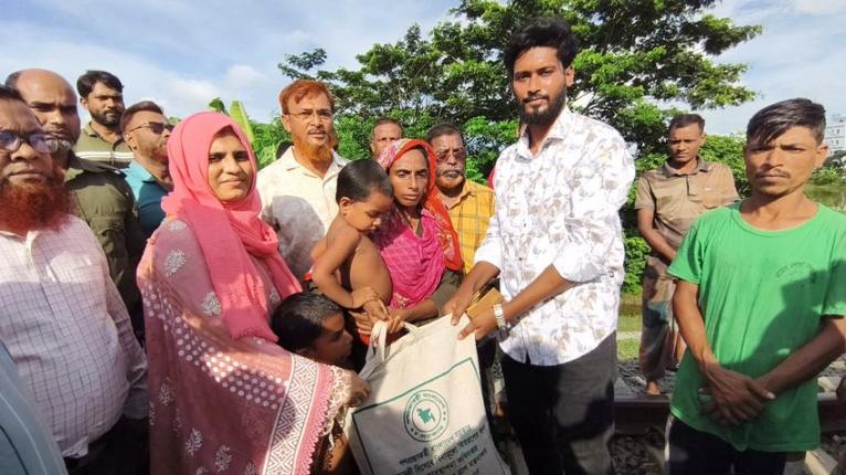 অভাবে চুল বিক্রি করা রেহানার পাশে প্রশাসন, মিলল খাবার-অর্থ ও ঘর