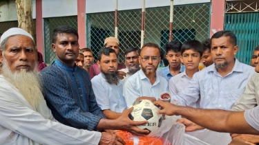 বাউফলে বিদ্যালয়ে চারা রোপণ ও ক্রীড়া সামগ্রী বিতরণ