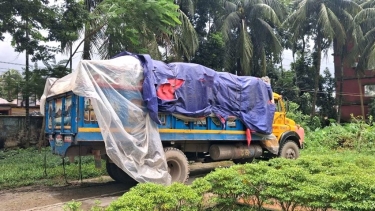 চরফ্যাশনে নদীপথে সার পাচারের চেষ্টা, বাল্কহেড-ট্রাকসহ আটক ৪