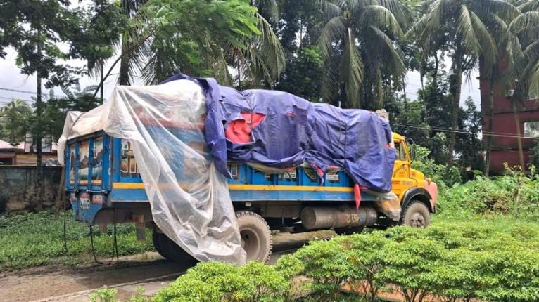 চরফ্যাশনে নদীপথে সার পাচারের চেষ্টা, বাল্কহেড-ট্রাকসহ আটক ৪