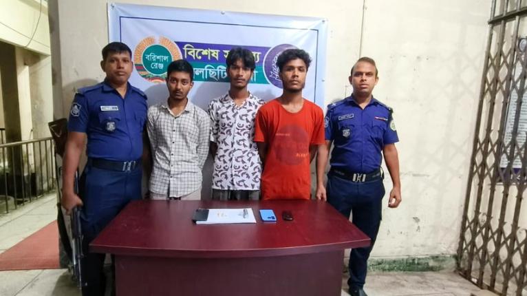 নলছিটিতে ১৬ পিস ইয়াবাসহ ৩ যুবক গ্রেফতার