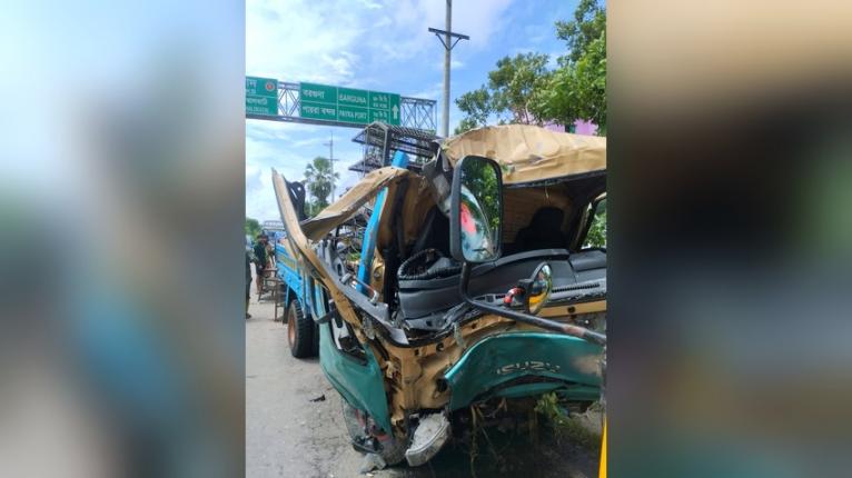 নিয়ন্ত্রণ হারিয়ে গাছে পিকআপের ধাক্কা, হেলপার নিহত