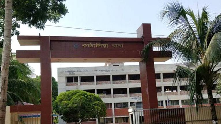 অন্য দোকান থেকে সিগারেট না আনায় বাবা ও দুই ছেলেকে কুপিয়ে জখম