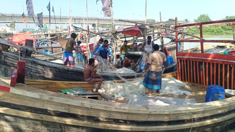 কুয়াকাটায় দুই দিনে ট্রলিং বোটে ৮০ মণ ইলিশ, সাধারণ জেলেদের জালে কমছে মাছ