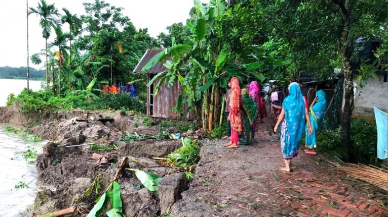 বাবুগঞ্জে আড়িয়াল খাঁর ভাঙনে একদিনে ১০ বসতঘর বিলীন