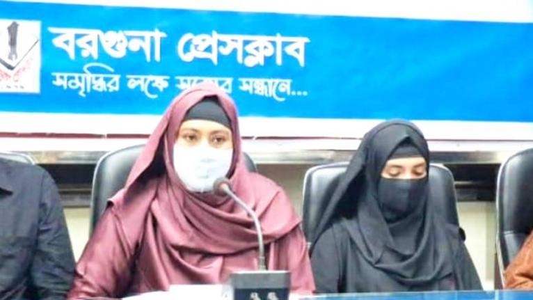 বরগুনায় দুই সন্তান নিয়ে নিরাপত্তাহীনতায় সংবাদ সম্মেলনে মায়ের আর্তনাদ