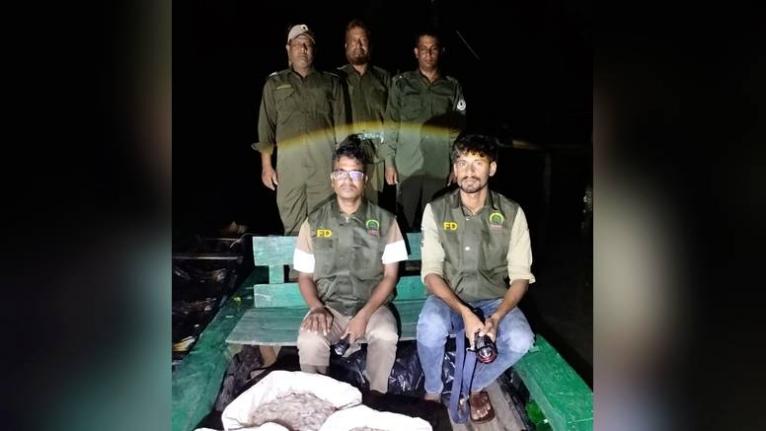 কয়রায় ৫০ কেজি বিষযুক্ত চিংড়ি জব্দ, নৌকা ও কীটনাশক উদ্ধার