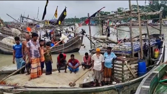 কুয়াকাটা সংলগ্ন সমুদ্রে ডাকাতের হামলা, ১২ জেলে আহত; মাছ ও মালামাল লুট