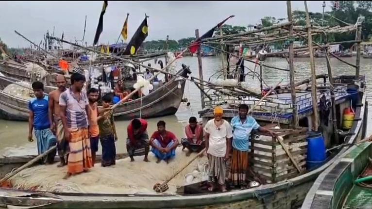 কুয়াকাটা সংলগ্ন সমুদ্রে ডাকাতের হামলা, ১২ জেলে আহত; মাছ ও মালামাল লুট
