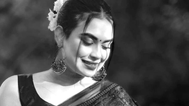 মডেল রিধিকা