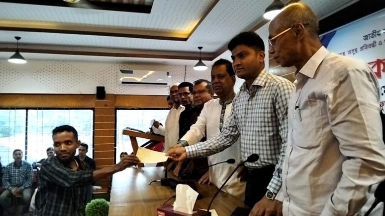 কলাপাড়ায় ৫৭ গৃহহীন, প্রতিবন্ধী, দুস্থ ও মেধাবী শিক্ষার্থী পেল অর্থ সহায়তার চেক
