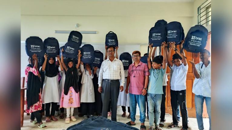 কলাপাড়ায় ২০ শিক্ষার্থী পেল স্কুল ব্যাগ ও শিক্ষা উপকরণ