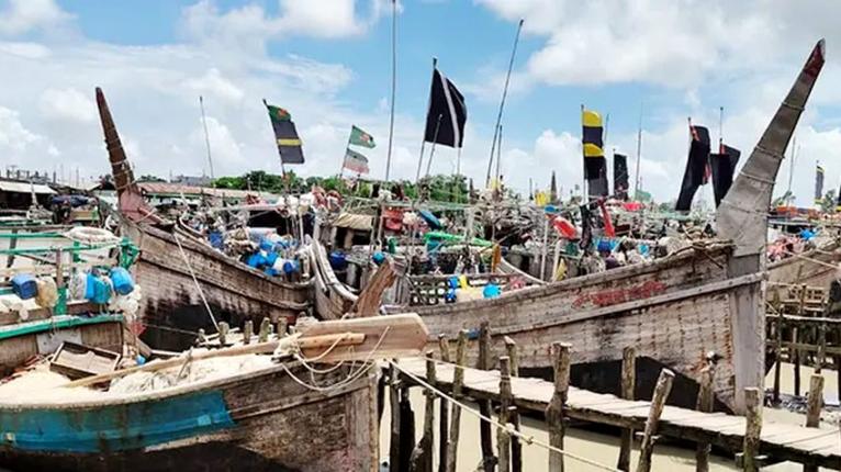 বরফের তীব্র সংকট, ইলিশ আহরণে সাগরে যেতে পারছে না জেলেরা