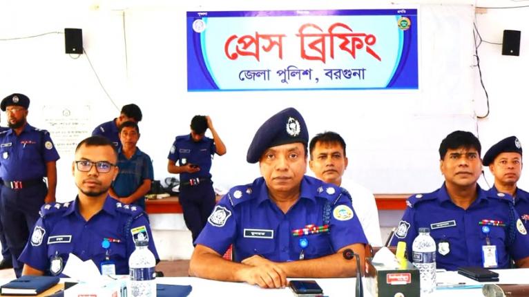 তালতলীতে পিস্তল-গুলিসহ পাঁচজন আটক, পুলিশ সুপারের প্রেস ব্রিফিং