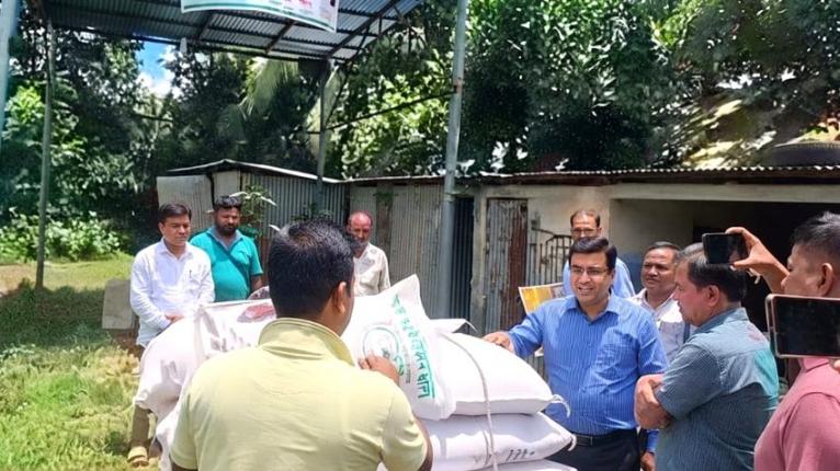 গৌরনদীতে পাচারের সময় ১৫ বস্তা সার আটক, ডিলারকে জরিমানা