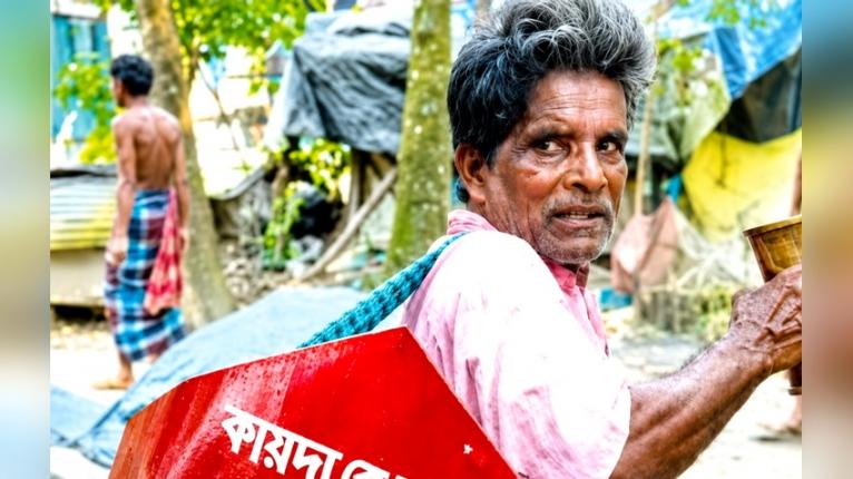 পাঁচ দশক ধরে বায়োস্কোপের ঐতিহ্য আঁকড়ে সর্বানন্দ মধু