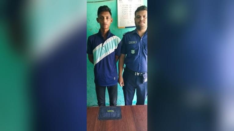 মনপুরায় পুলিশের অভিযানে ইয়াবাসহ আটক মো. রাকিব উদ্দিন।