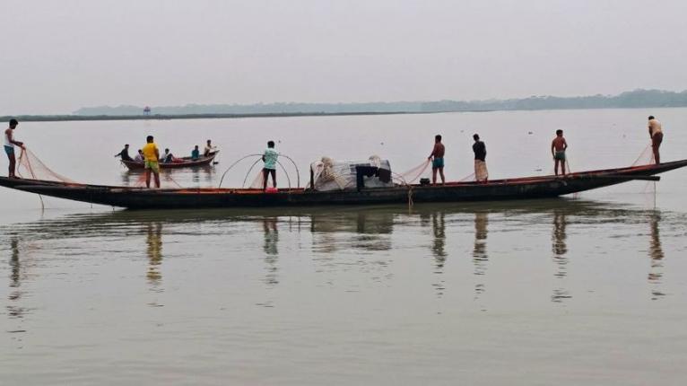 অভয়ারণ্যেই মিলছে না ইলিশ, ঋণের বোঝায় দিশেহারা বাউফলের জেলেরা
