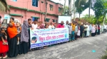 নলছিটিতে ঝুঁকিপূর্ণ বিদ্যুৎ সঞ্চালন লাইন মেরামতের দাবিতে মানববন্ধন