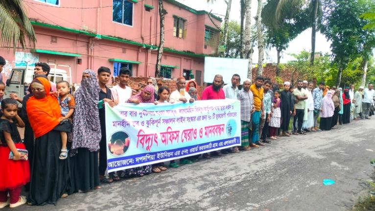 নলছিটিতে ঝুঁকিপূর্ণ বিদ্যুৎ সঞ্চালন লাইন মেরামতের দাবিতে মানববন্ধন