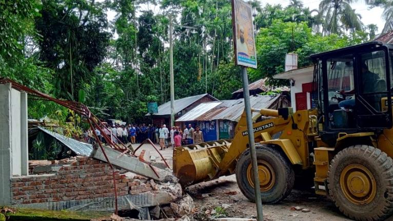 জিয়ানগরে সরকারি খাল দখল করে নির্মিত ৮ দোকান উচ্ছেদ