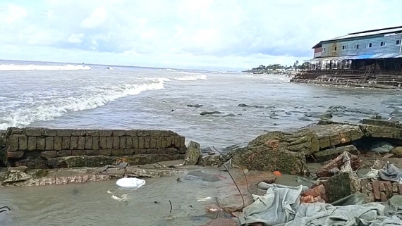 বর্ষায় ভাঙনে অস্তিত্ব সংকটে কুয়াকাটা সৈকত